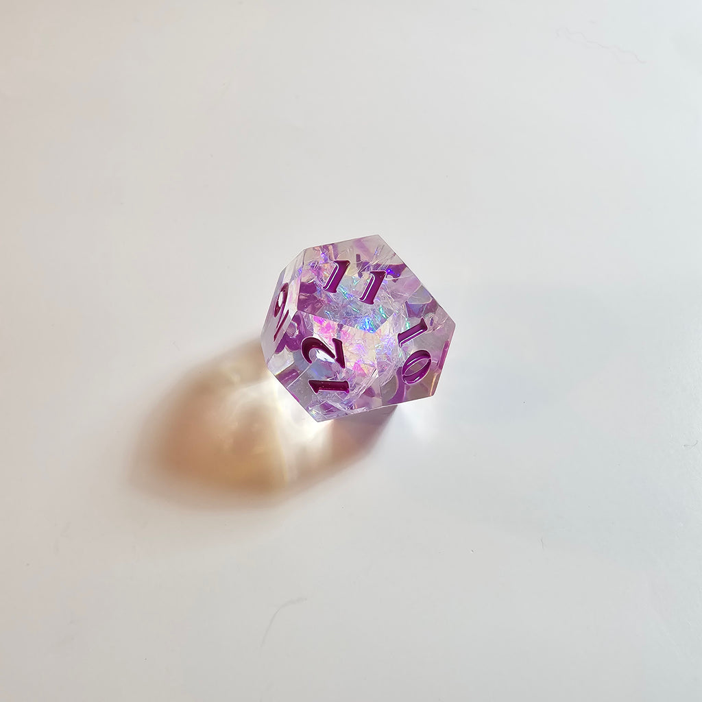 Set di dadi in resina Mystic Veil viola a spigoli vivi