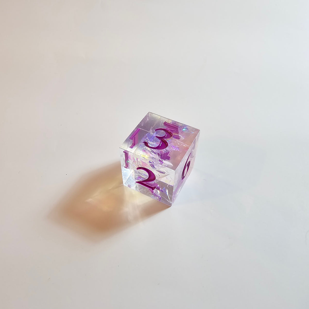 Set di dadi in resina Mystic Veil viola a spigoli vivi