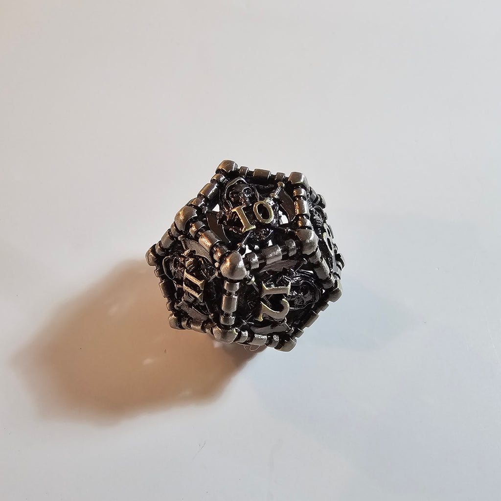 Jeu de dés en métal creux « Faucheuse »