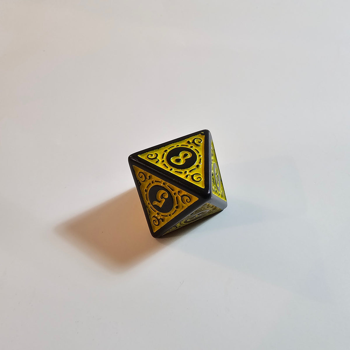 Gelbes Acryl-Würfelset mit Runen