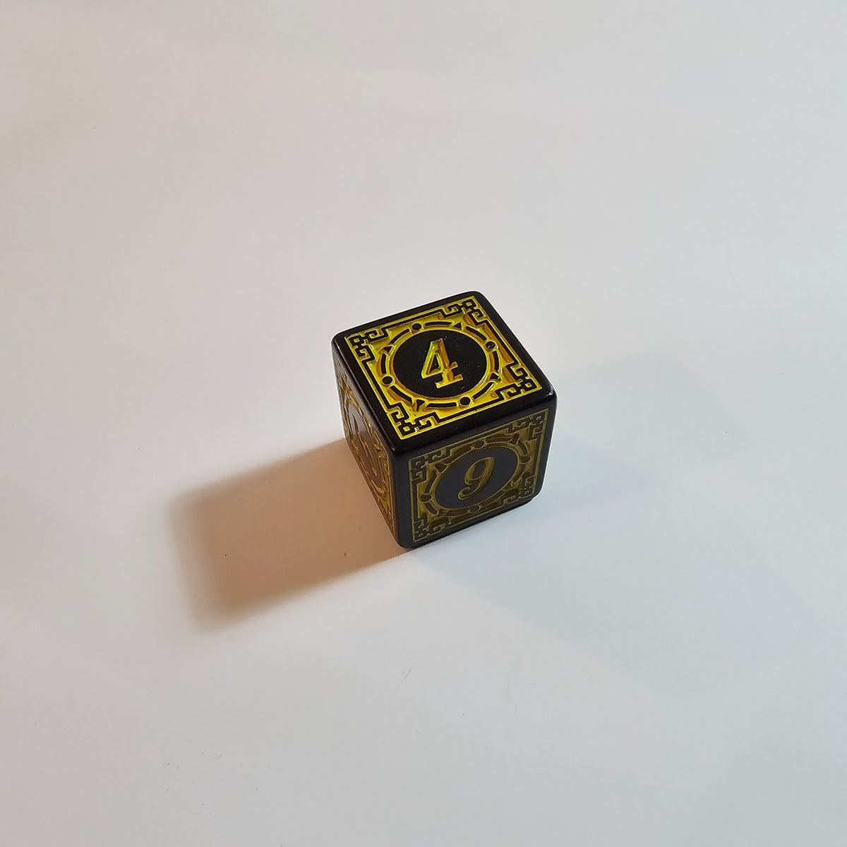 Gelbes Acryl-Würfelset mit Runen