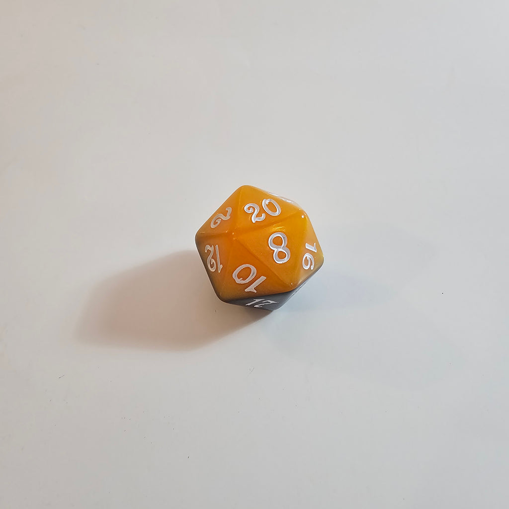 Set di dadi in acrilico a strati nero e arancione