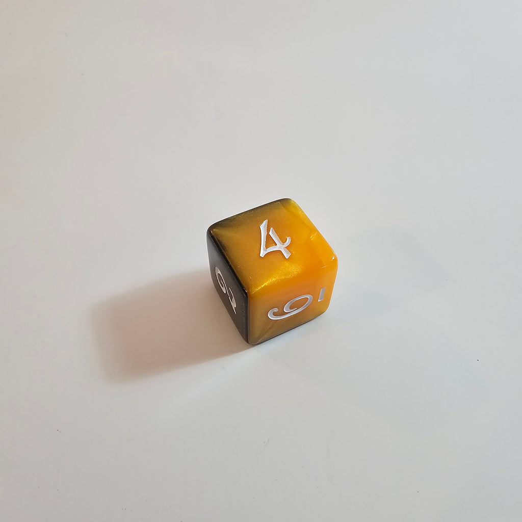 Set di dadi in acrilico a strati nero e arancione