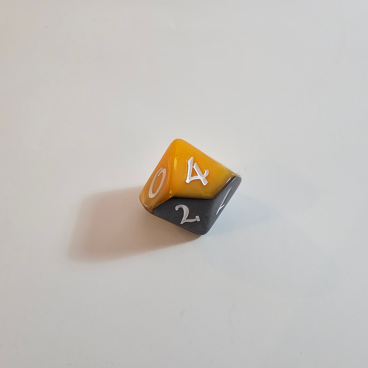 Set di dadi in acrilico a strati nero e arancione