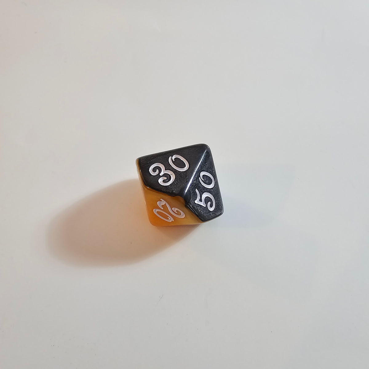 Set di dadi in acrilico a strati nero e arancione