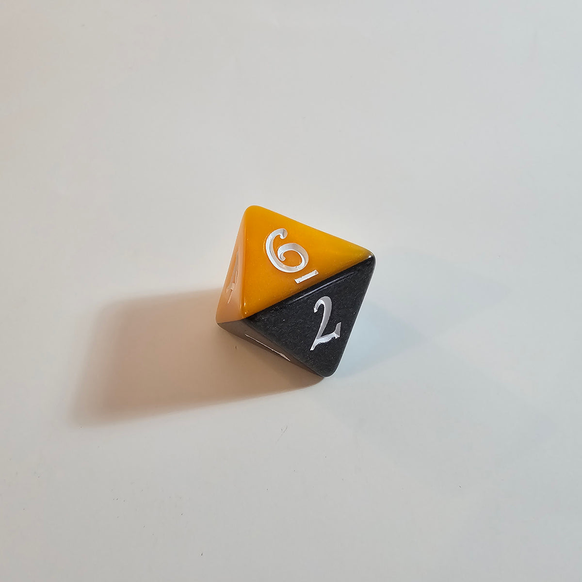 Set di dadi in acrilico a strati nero e arancione