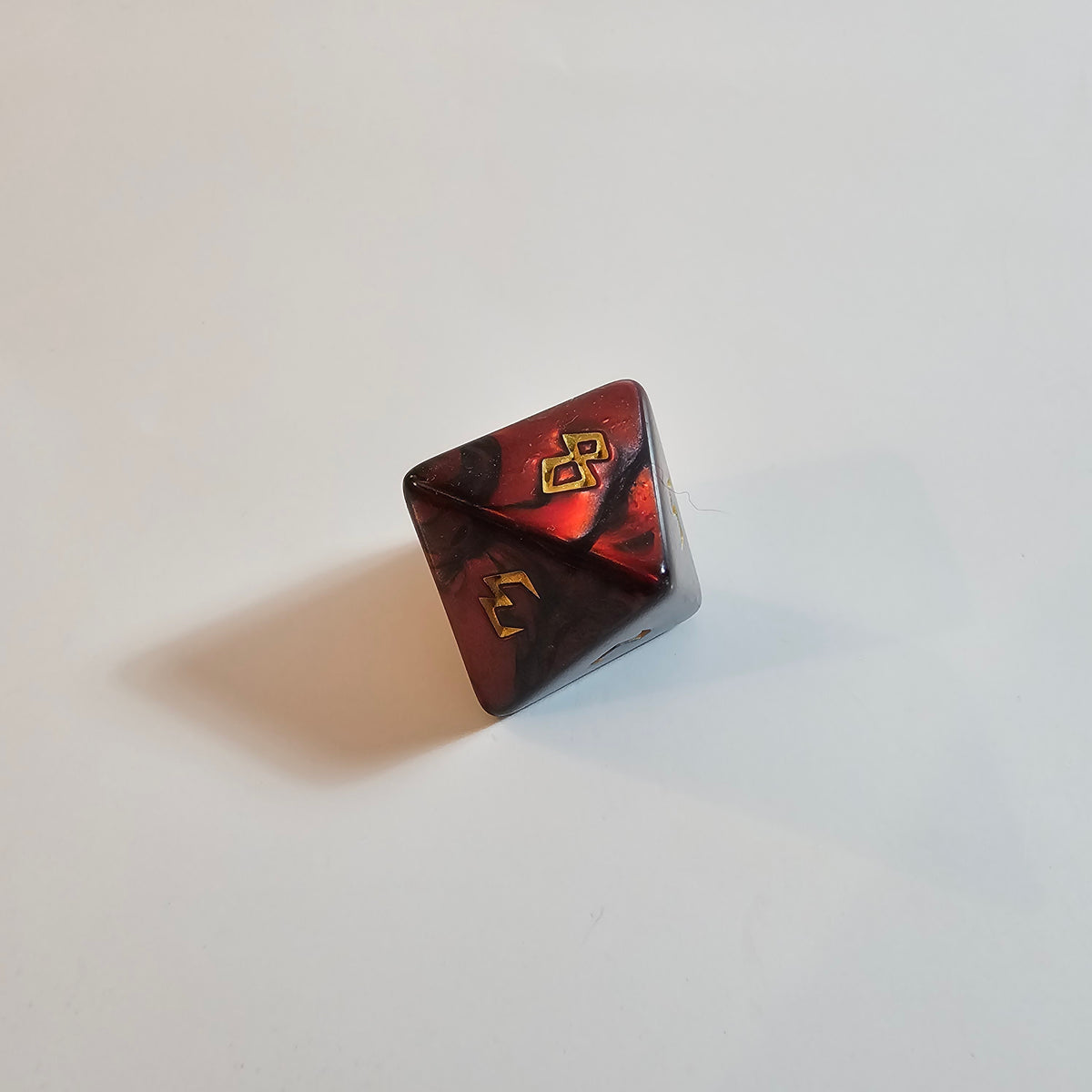 Set di dadi in acrilico intagliato rosso