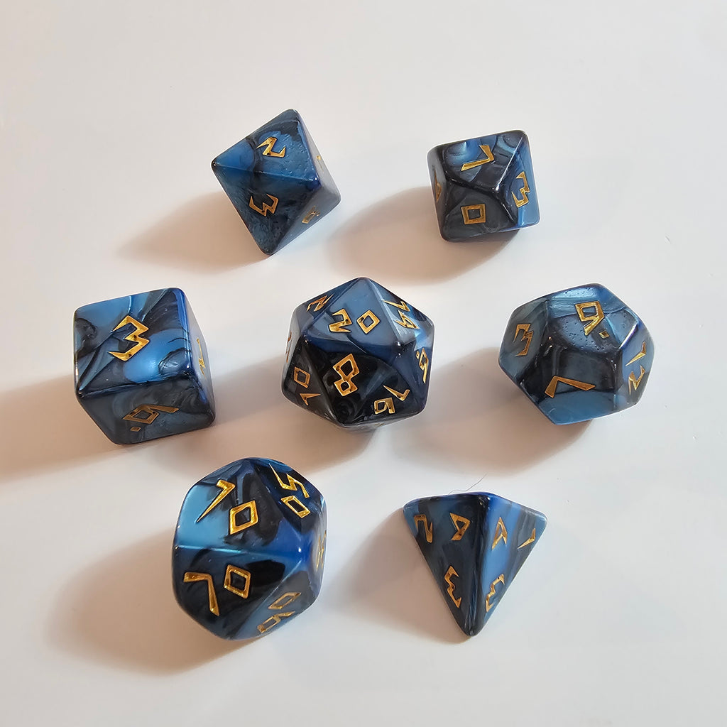 Set di dadi in acrilico blu intagliato