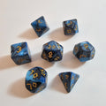 Set di dadi in acrilico blu intagliato