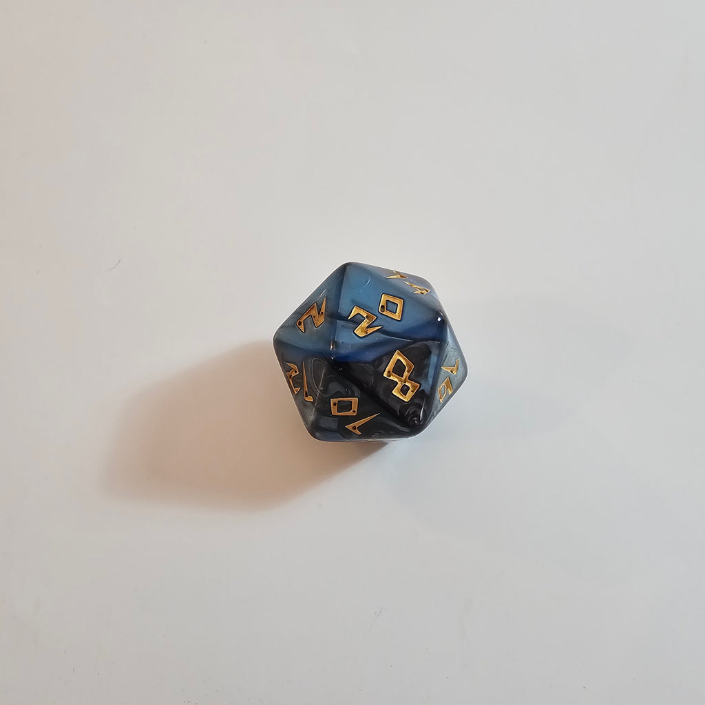 Set di dadi in acrilico blu intagliato