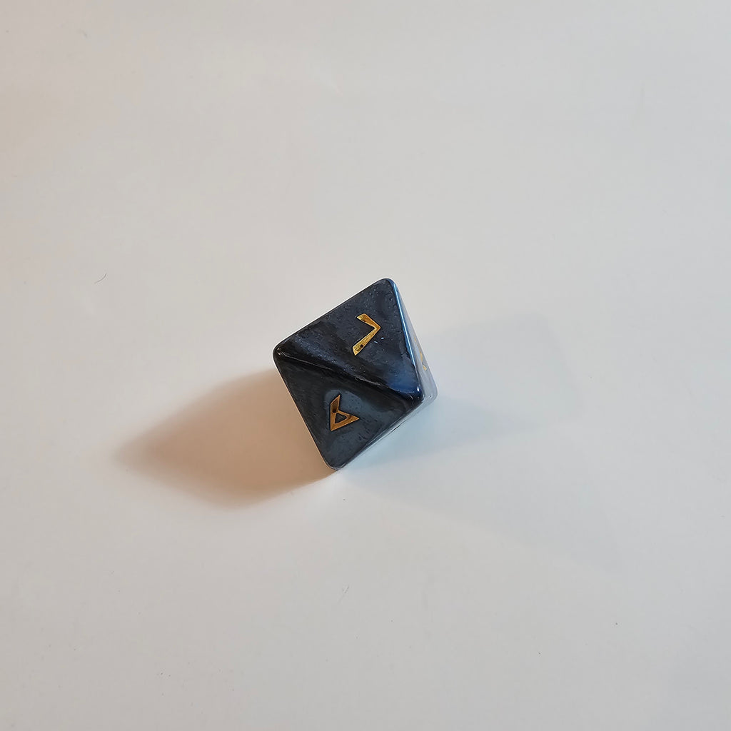 Set di dadi in acrilico blu intagliato