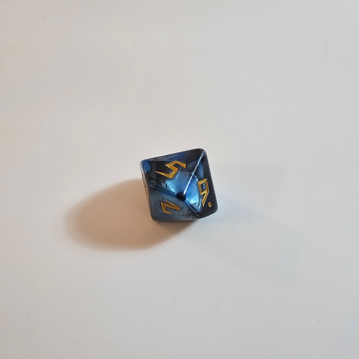 Set di dadi in acrilico blu intagliato