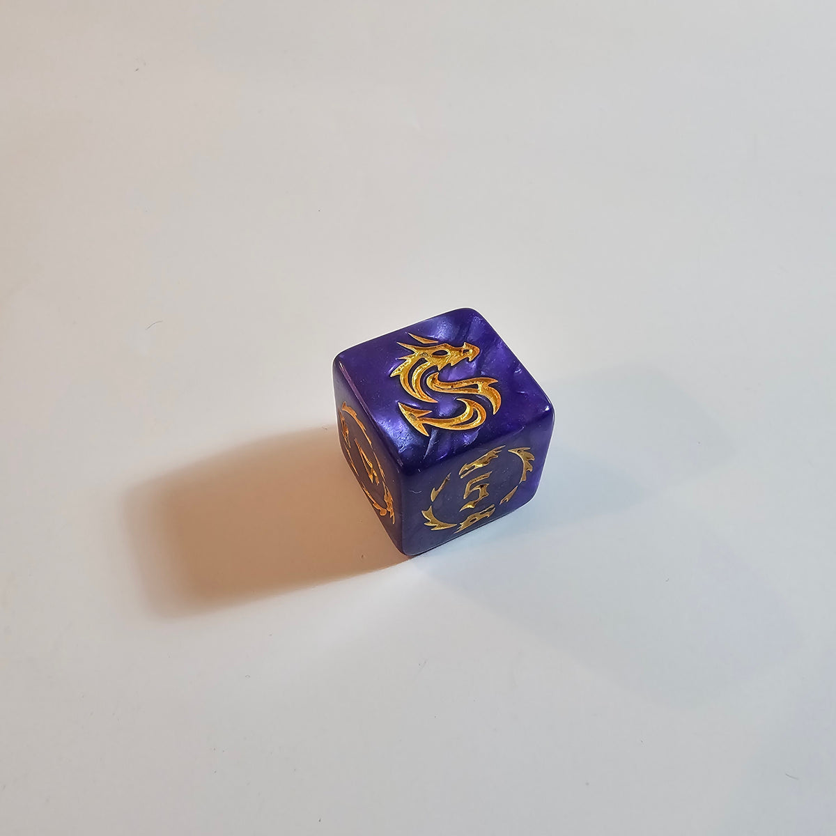 Set di dadi in acrilico Drago Viola