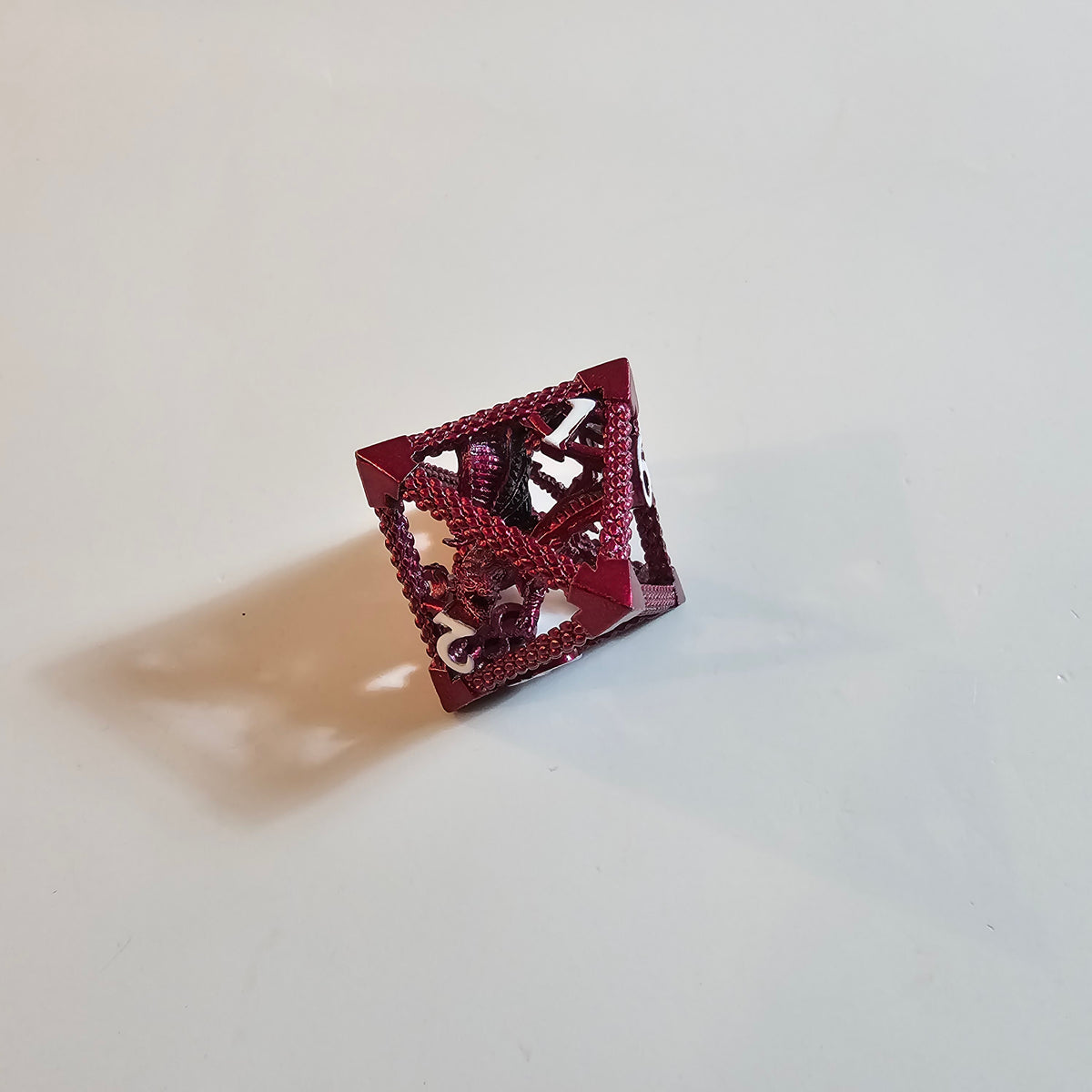 مجموعة نرد معدنية مفرغة بتصميم التنين المتأهب