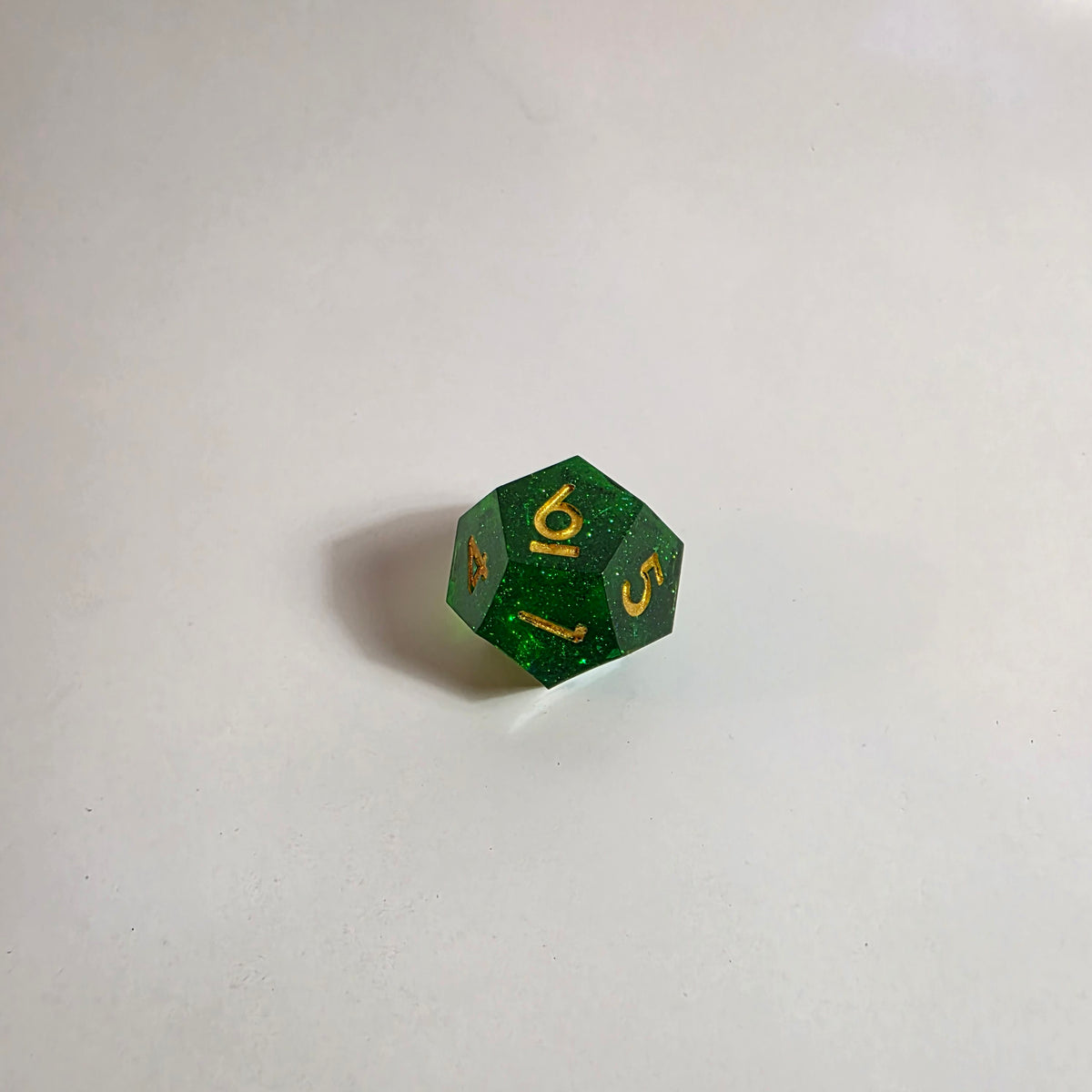 Set di dadi in resina a spigoli vivi verde acido