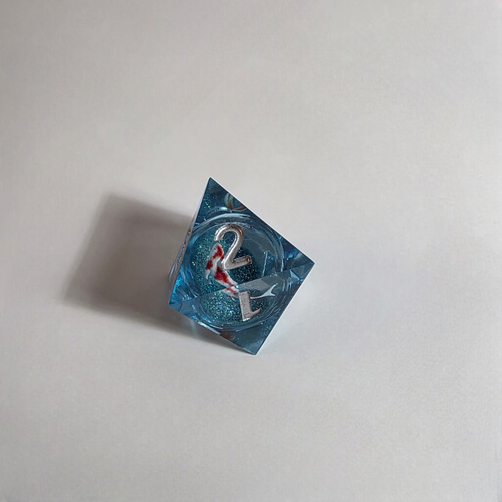 Set de dés en résine faits main motif poisson koï