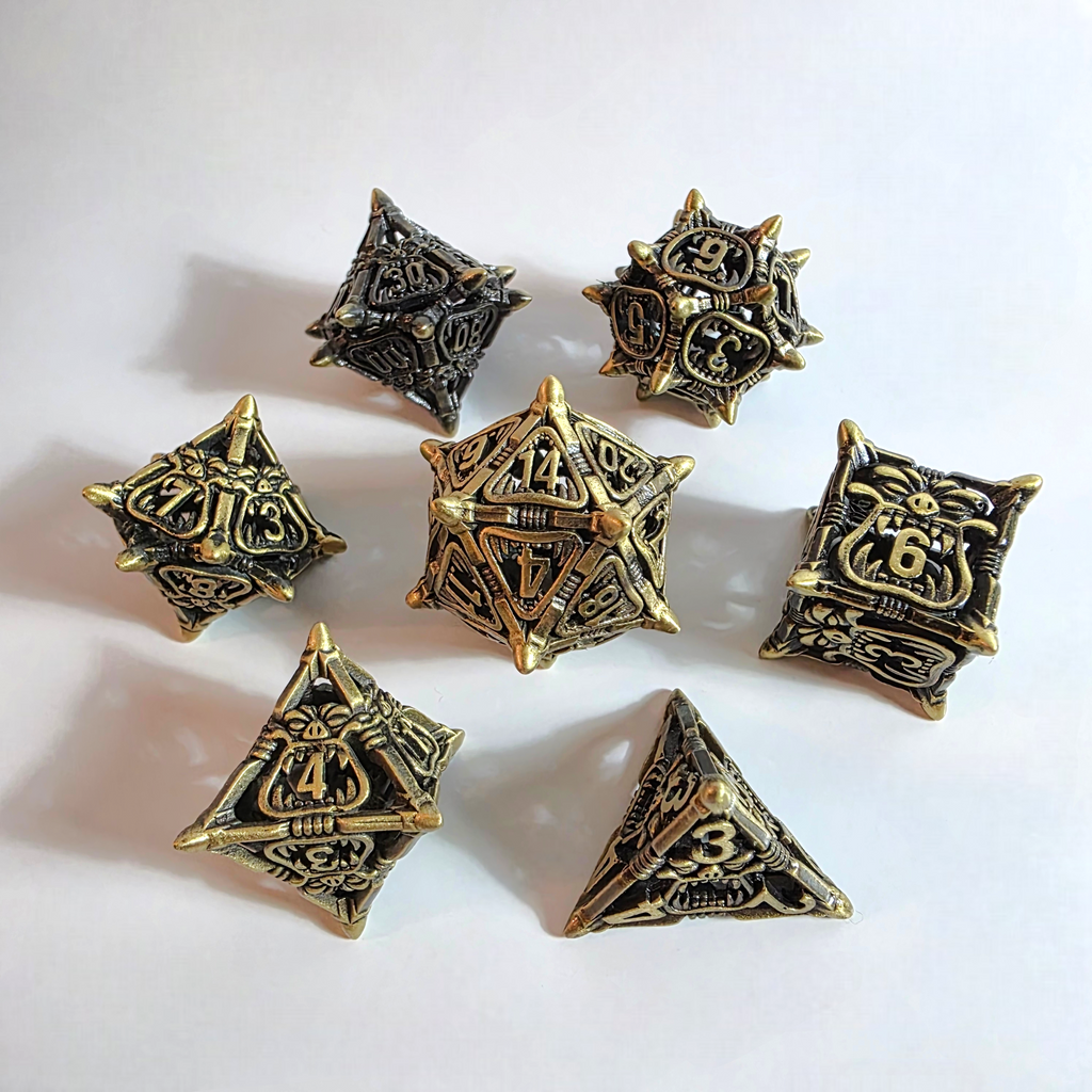 Snarling Mimic Hohlmetall-Würfelset in Antikgold