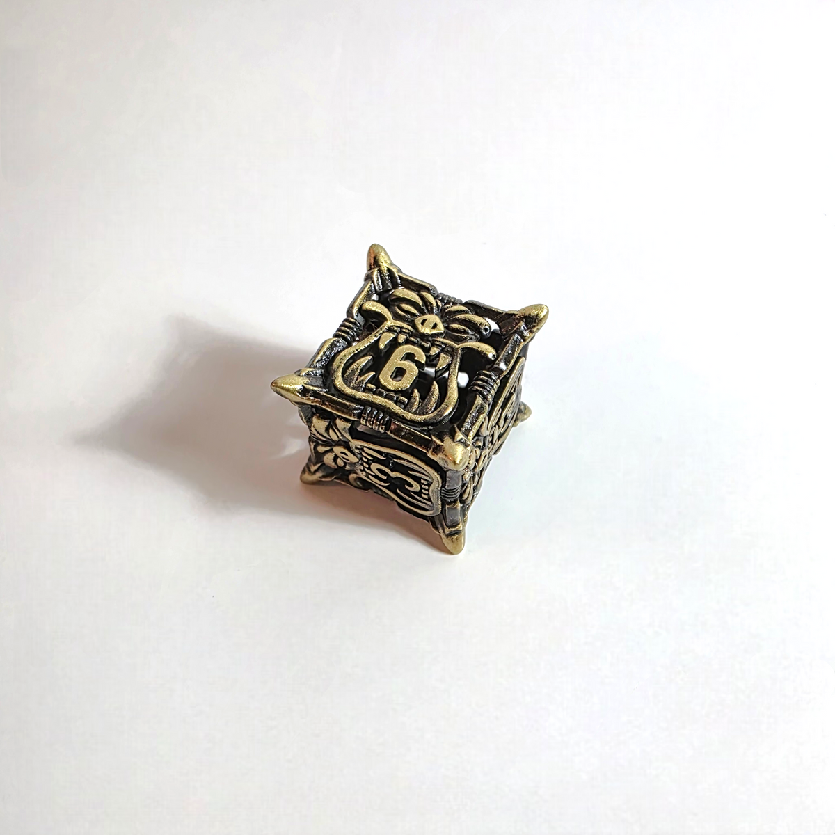 Snarling Mimic Hohlmetall-Würfelset in Antikgold