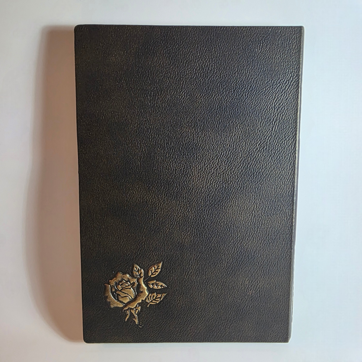Notizbuch mit Messing-Totenkopf