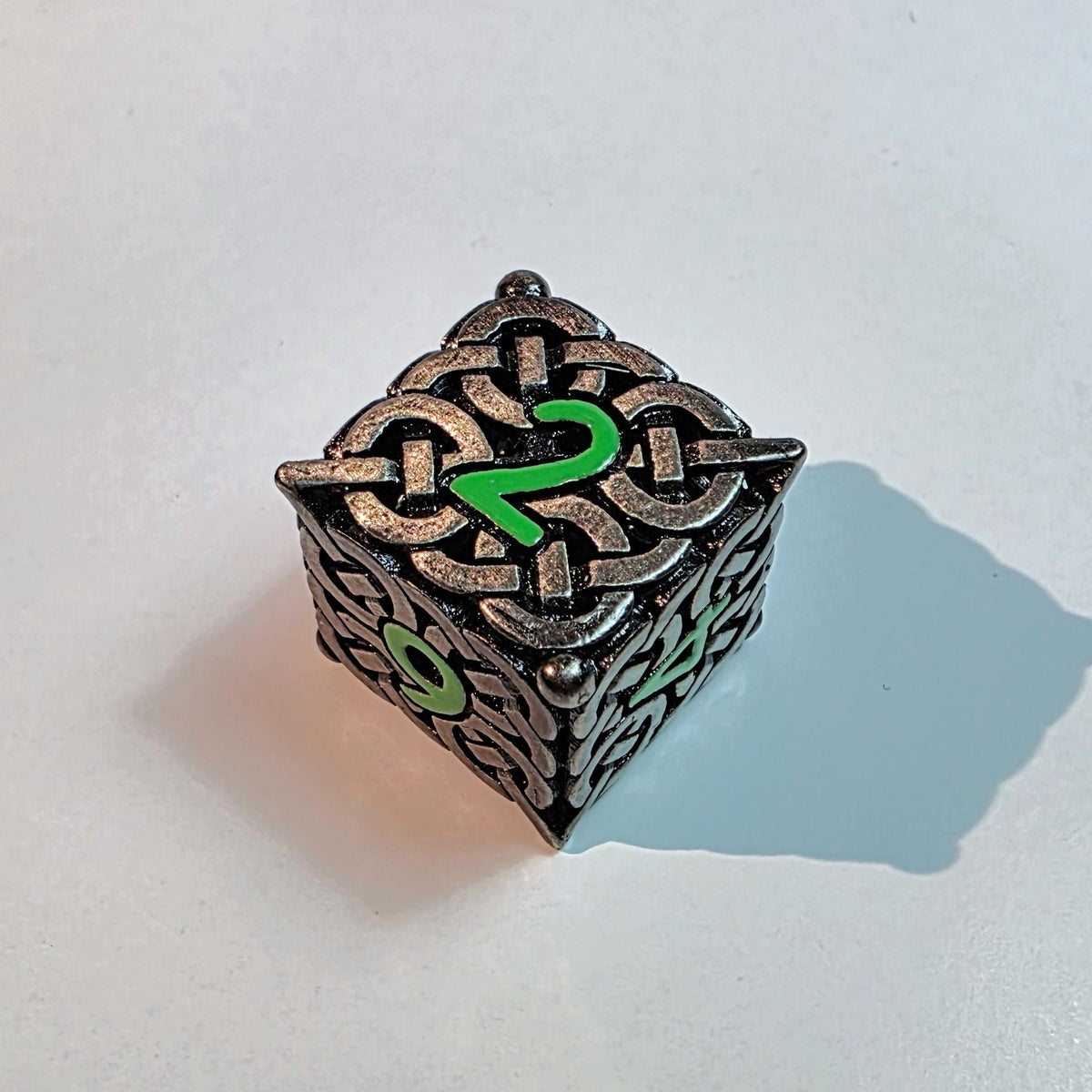 Jeu de dés en métal creux vert nœud celtique