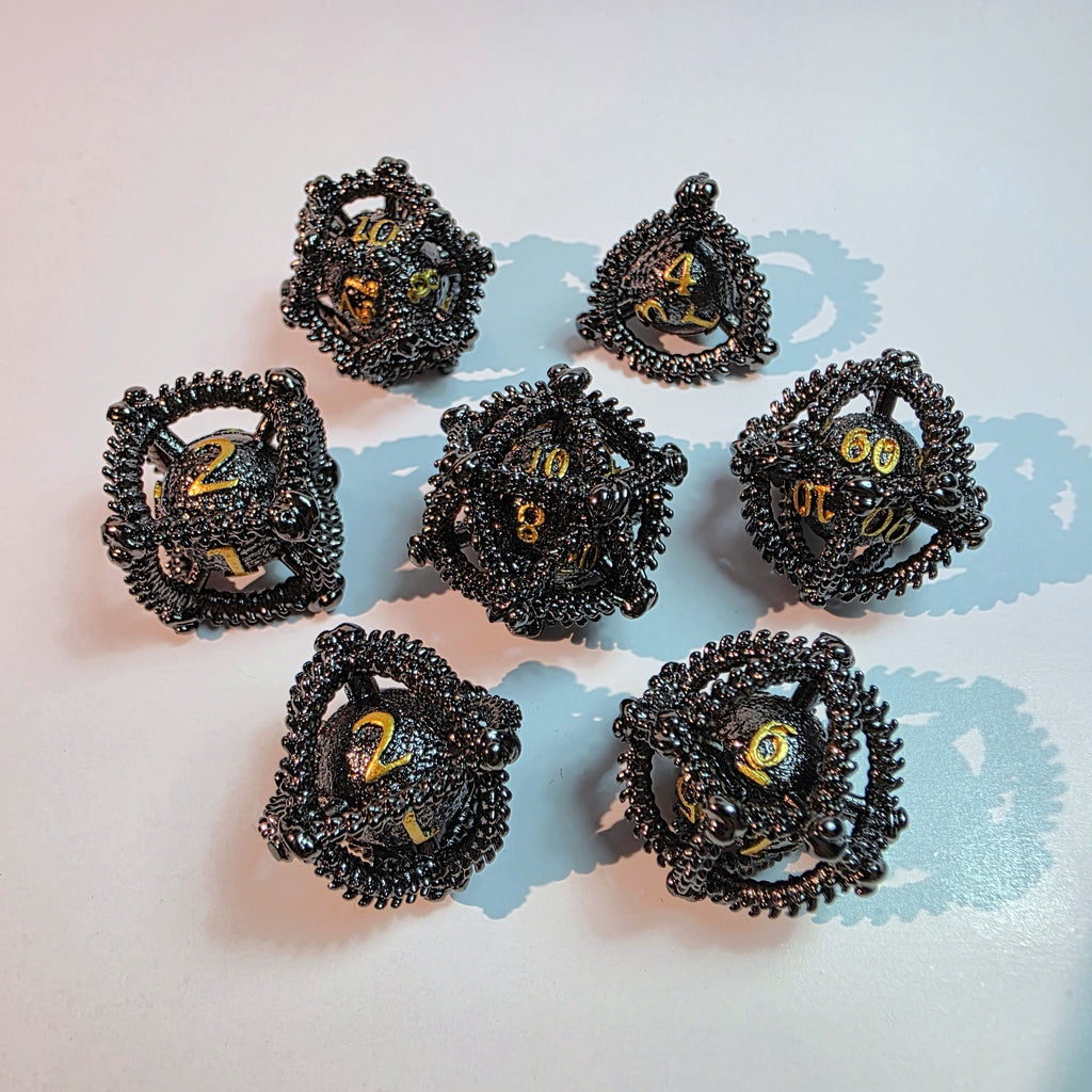 Set de dados de metal hueco oro negro con diseño de huevo de dragón