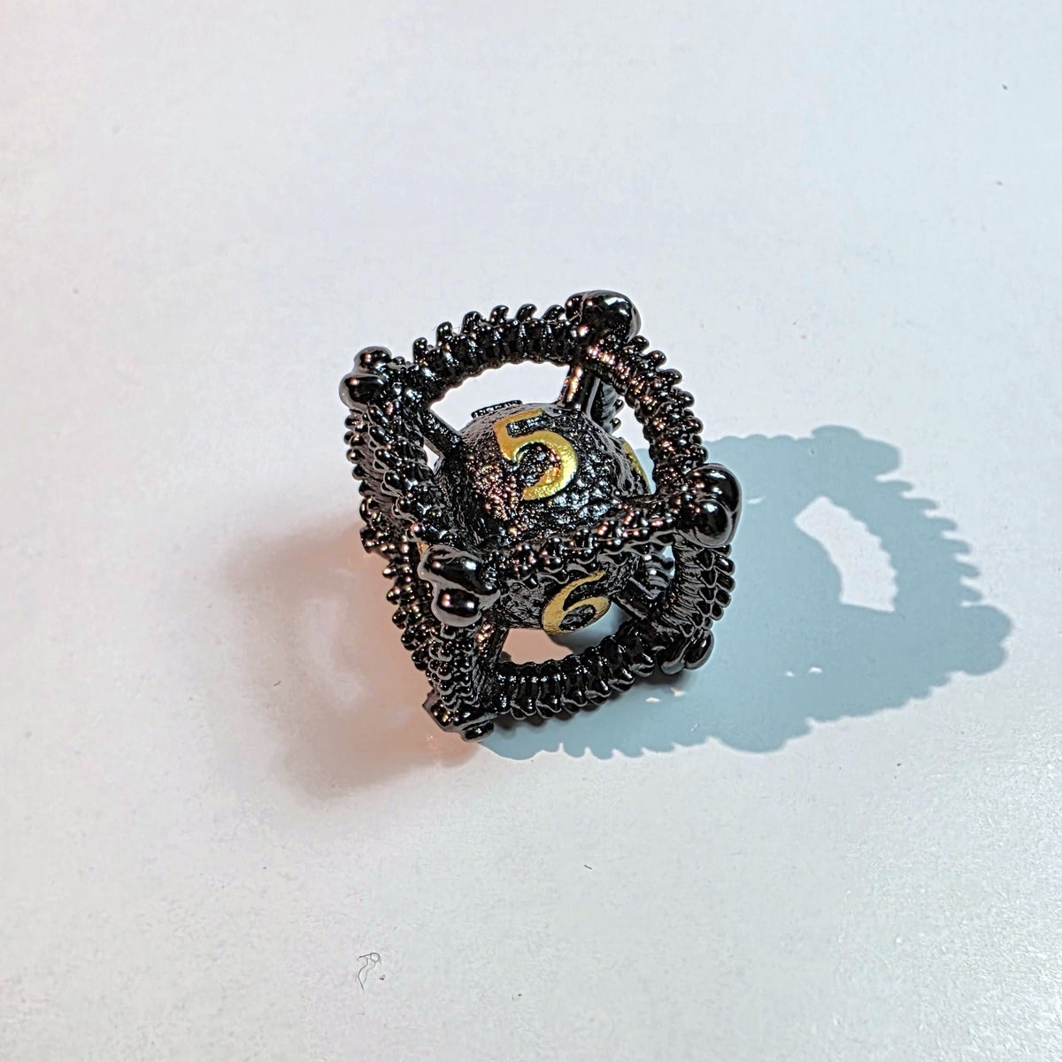 Set de dados de metal hueco oro negro con diseño de huevo de dragón