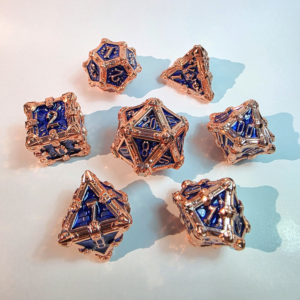 Juego de dados de metal sólido Deathmask en color azul cobrizo