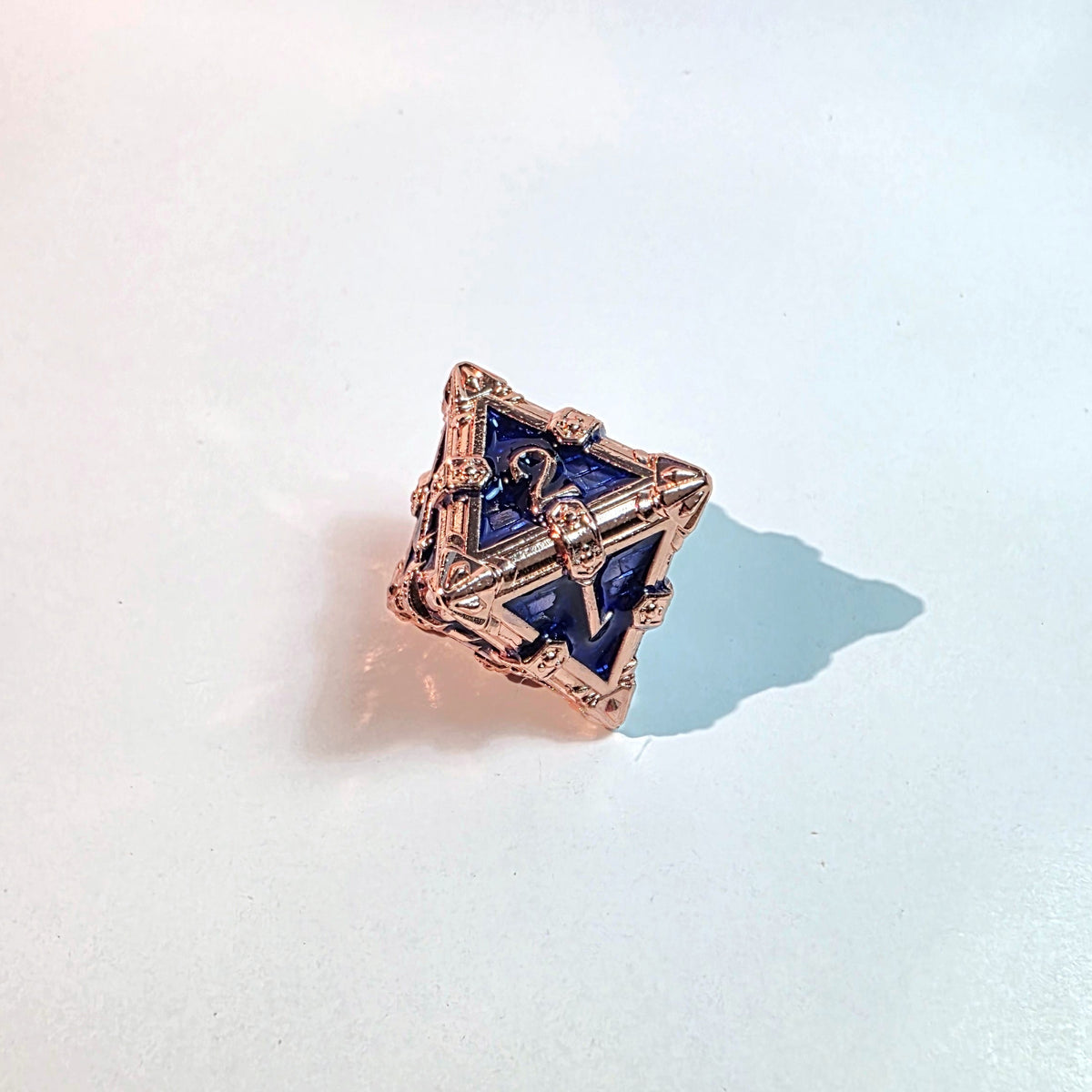 Juego de dados de metal sólido Deathmask en color azul cobrizo