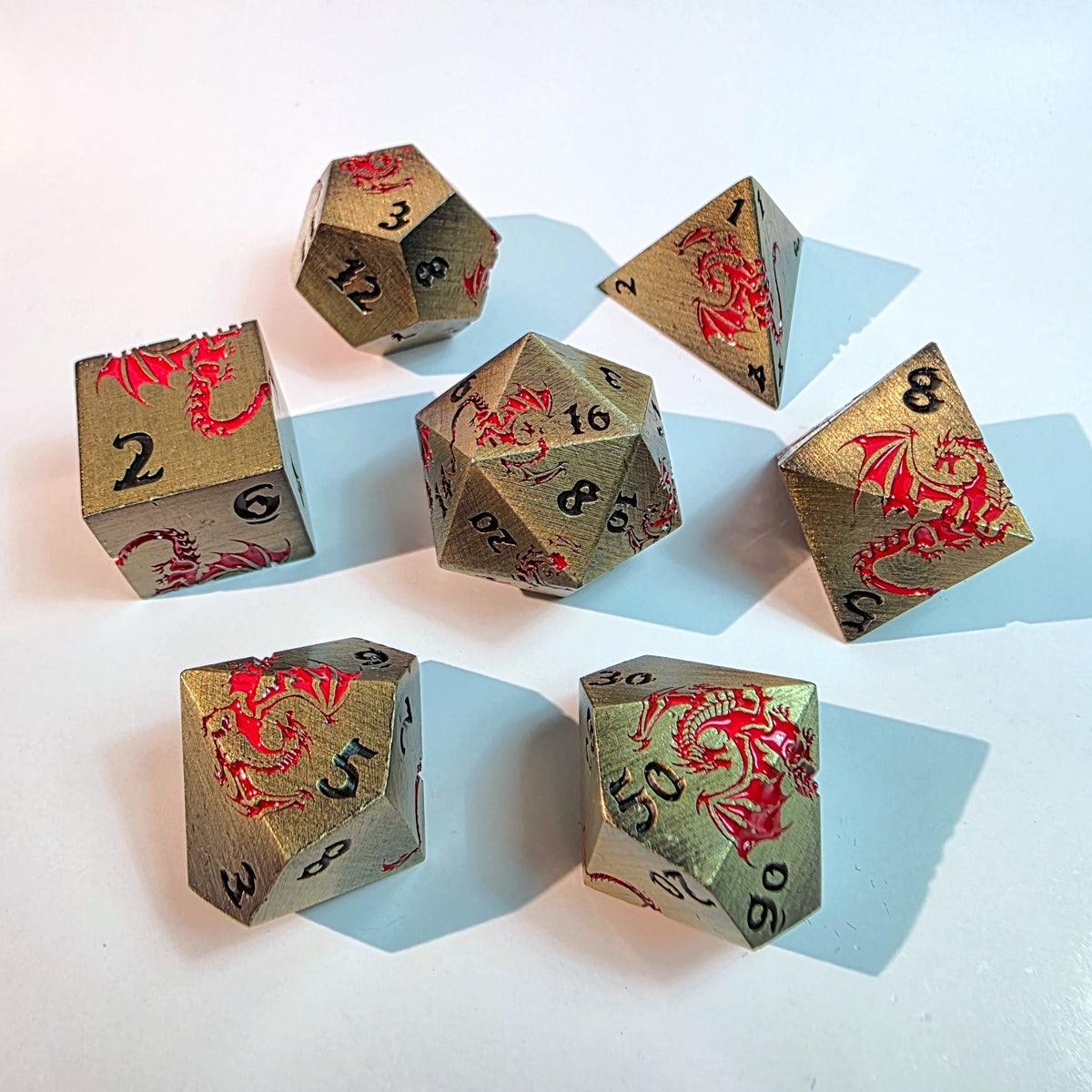 مجموعة نرد معدنية صلبة بتصميم "ريد دراغون فلايت"