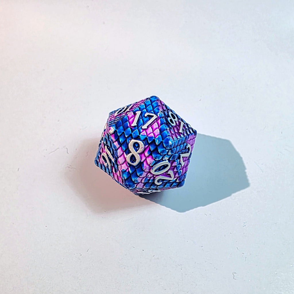 Set di dadi in metallo pieno con scaglie blu e viola