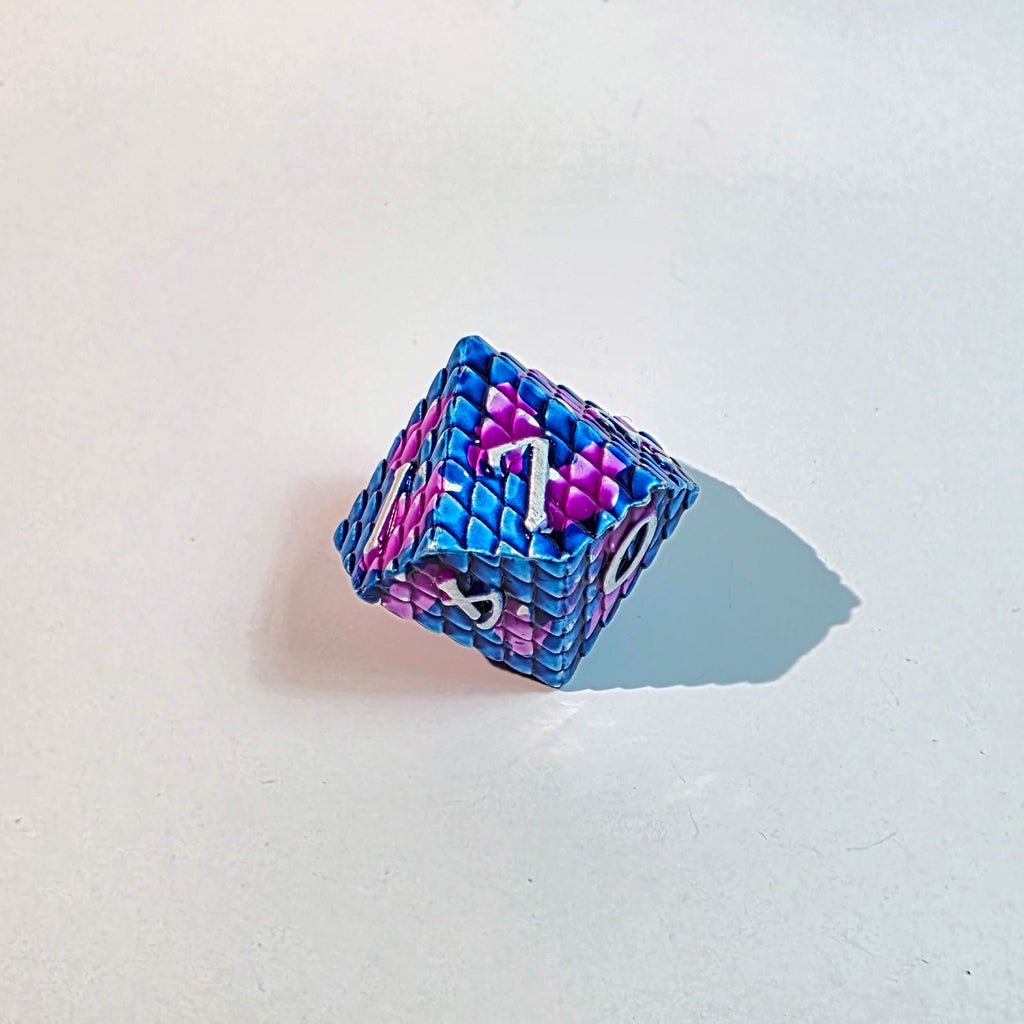 Set di dadi in metallo pieno con scaglie blu e viola
