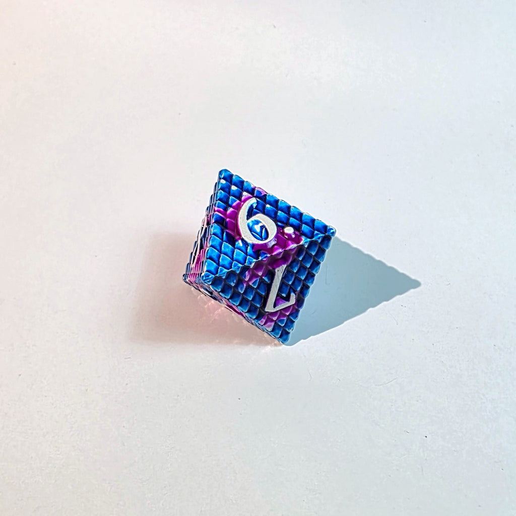 Set di dadi in metallo pieno con scaglie blu e viola