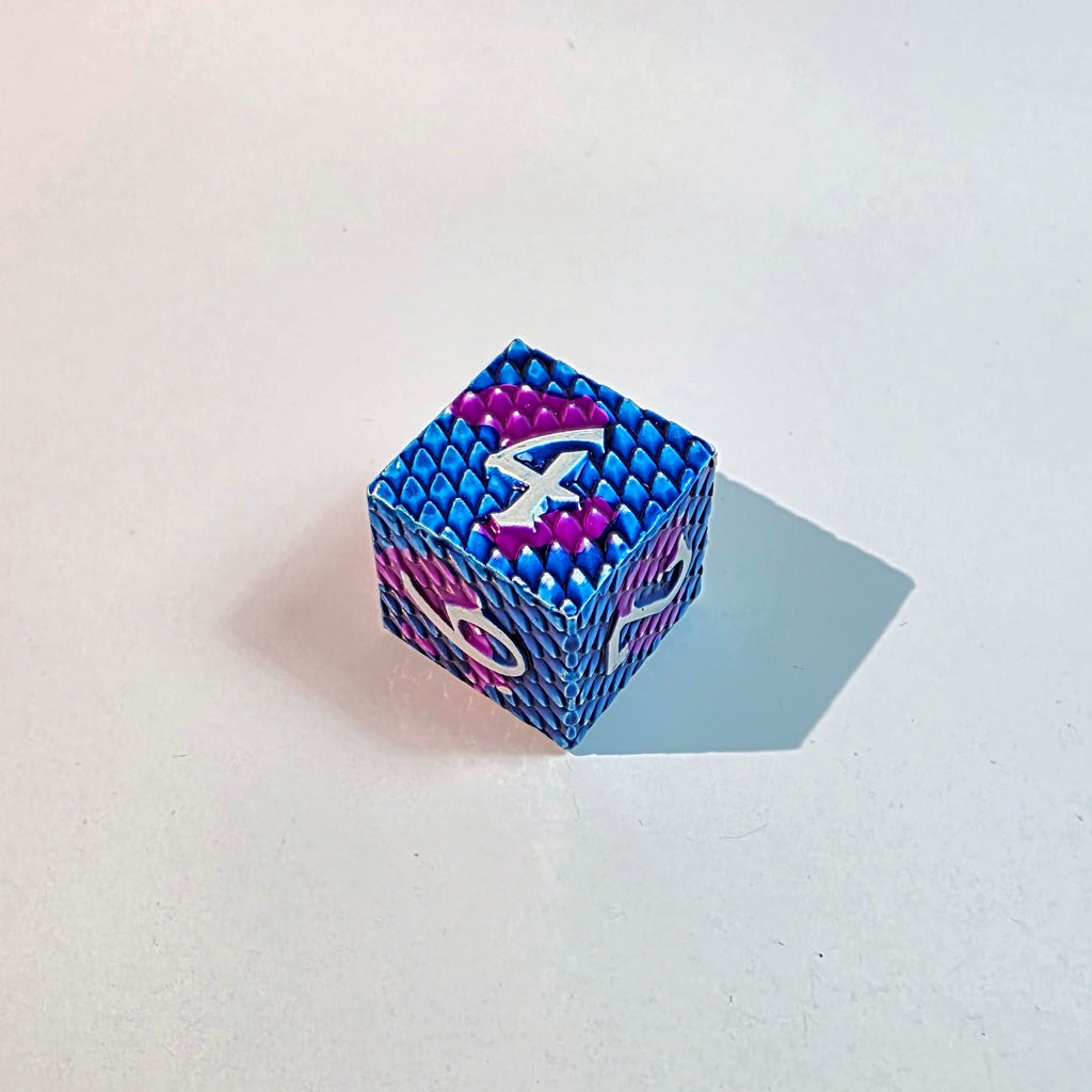 Set di dadi in metallo pieno con scaglie blu e viola