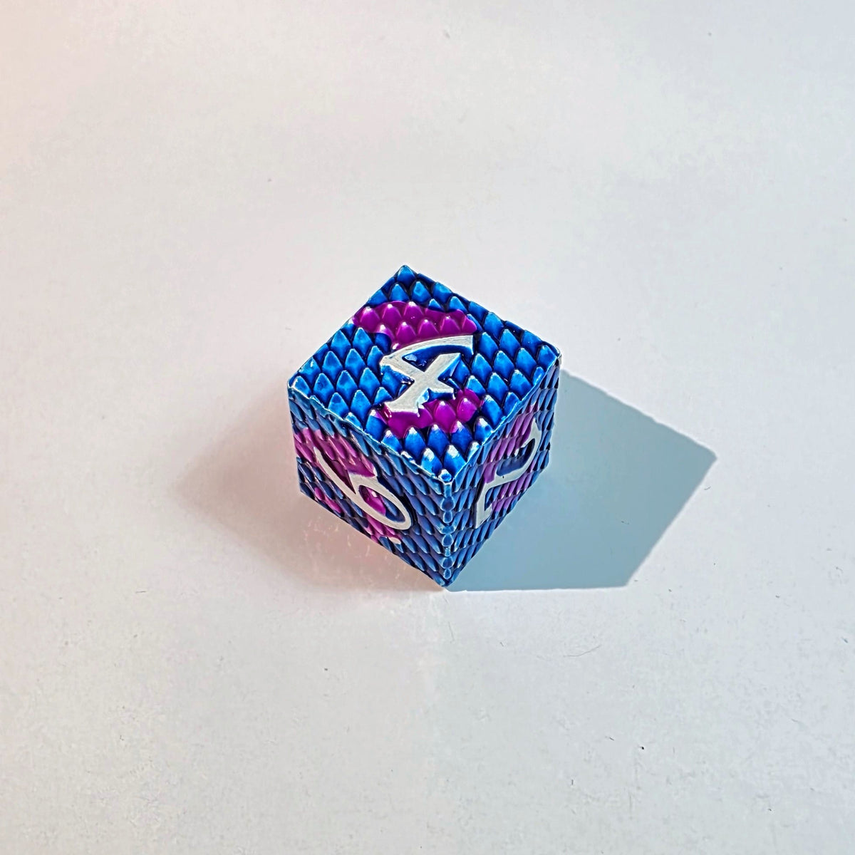 Set di dadi in metallo pieno con scaglie blu e viola
