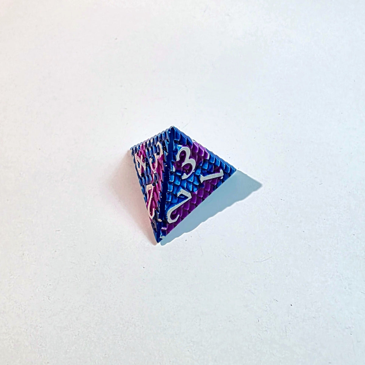 Set di dadi in metallo pieno con scaglie blu e viola