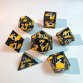 Set di dadi in metallo scaglie nero e giallo