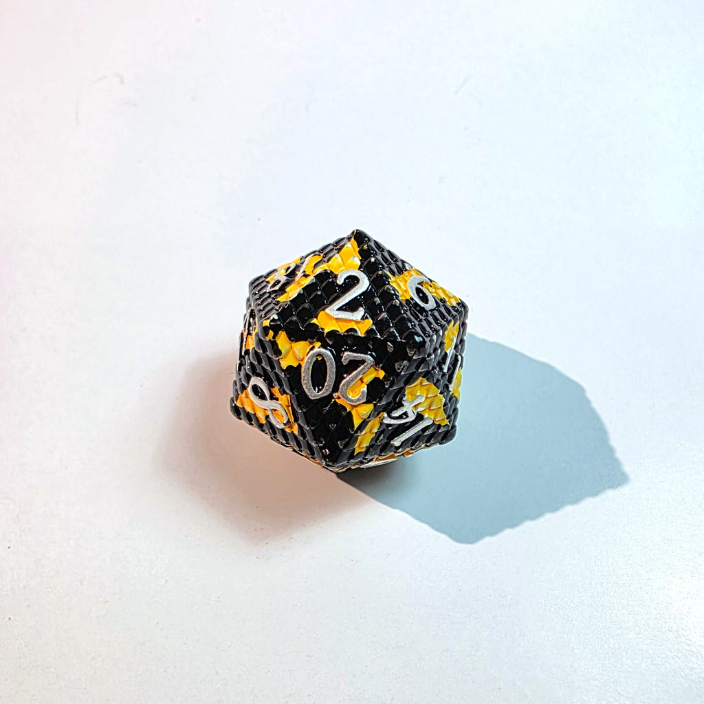 Set di dadi in metallo scaglie nero e giallo