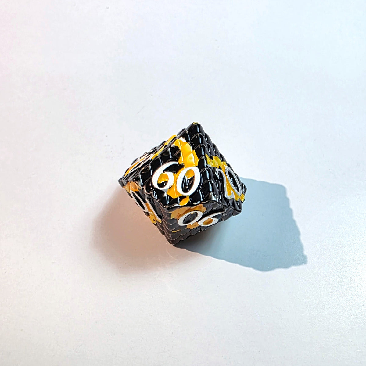 طقم نرد معدني باللونين الأسود والأصفر