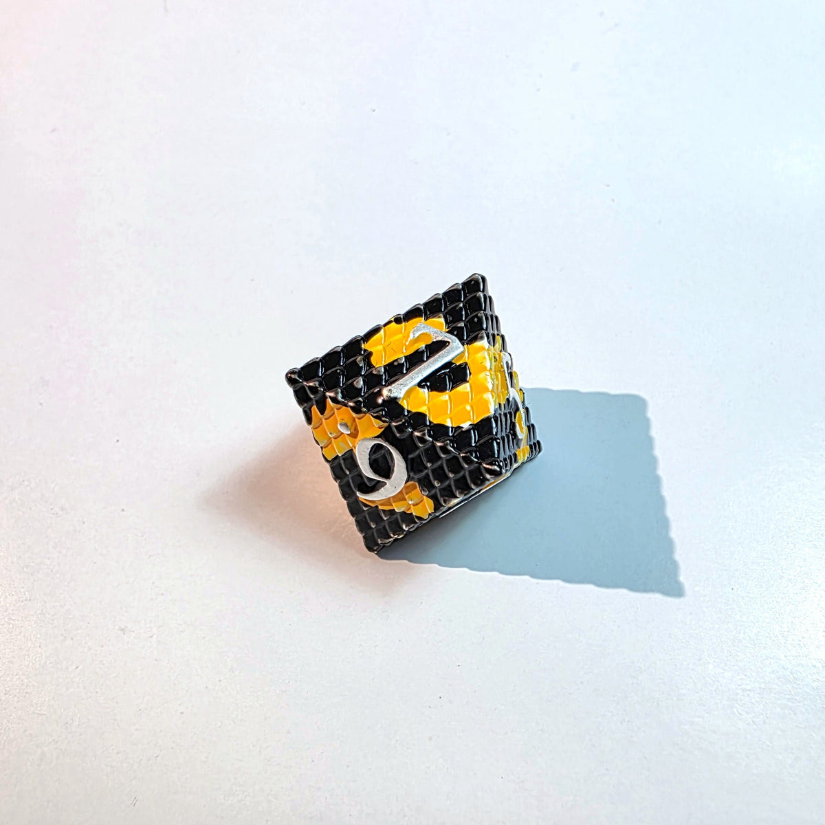 Set di dadi in metallo scaglie nero e giallo