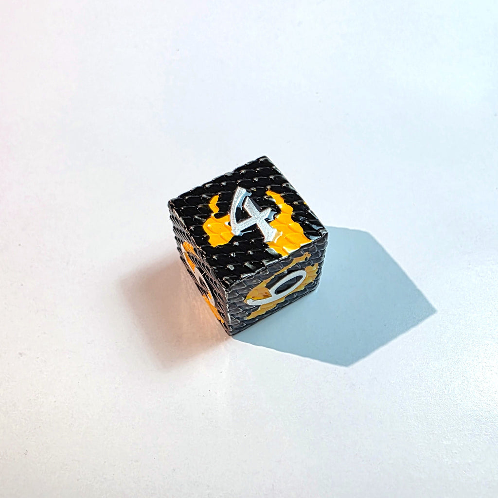 Set di dadi in metallo scaglie nero e giallo