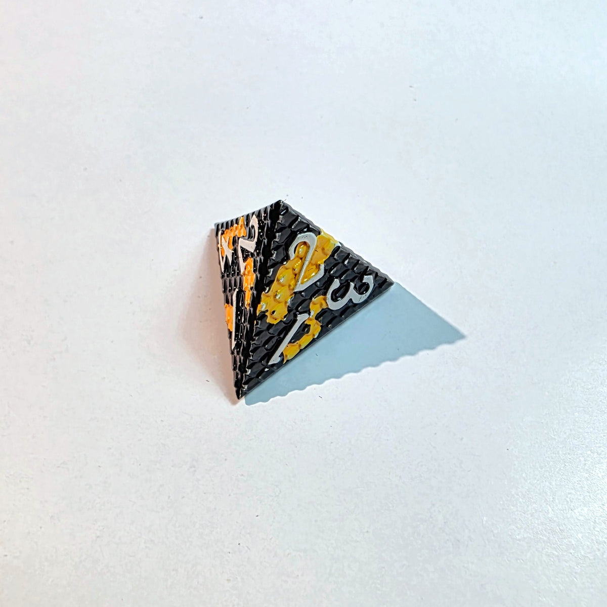 Set di dadi in metallo scaglie nero e giallo