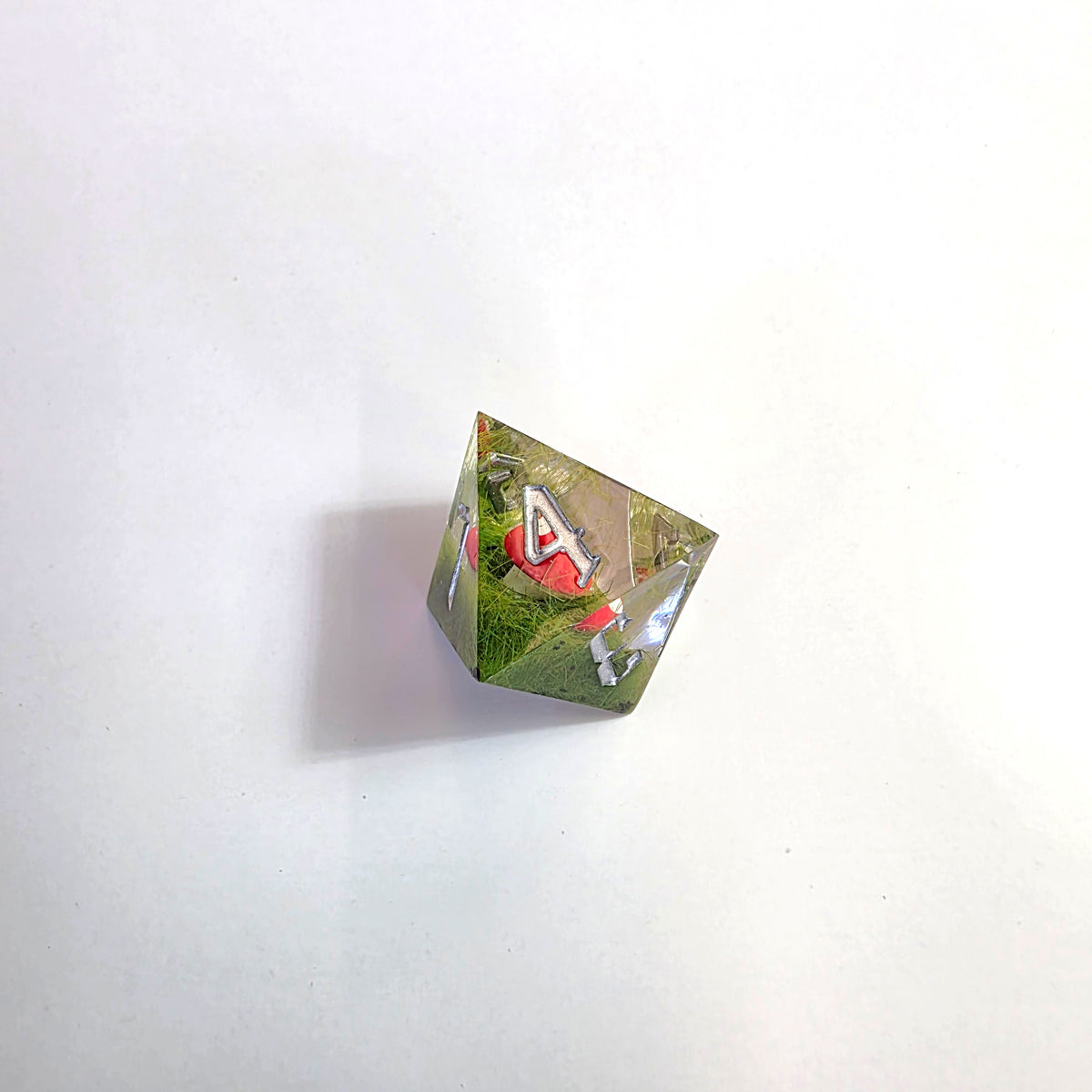 Juego de dados de resina hechos a mano de hongo rojo