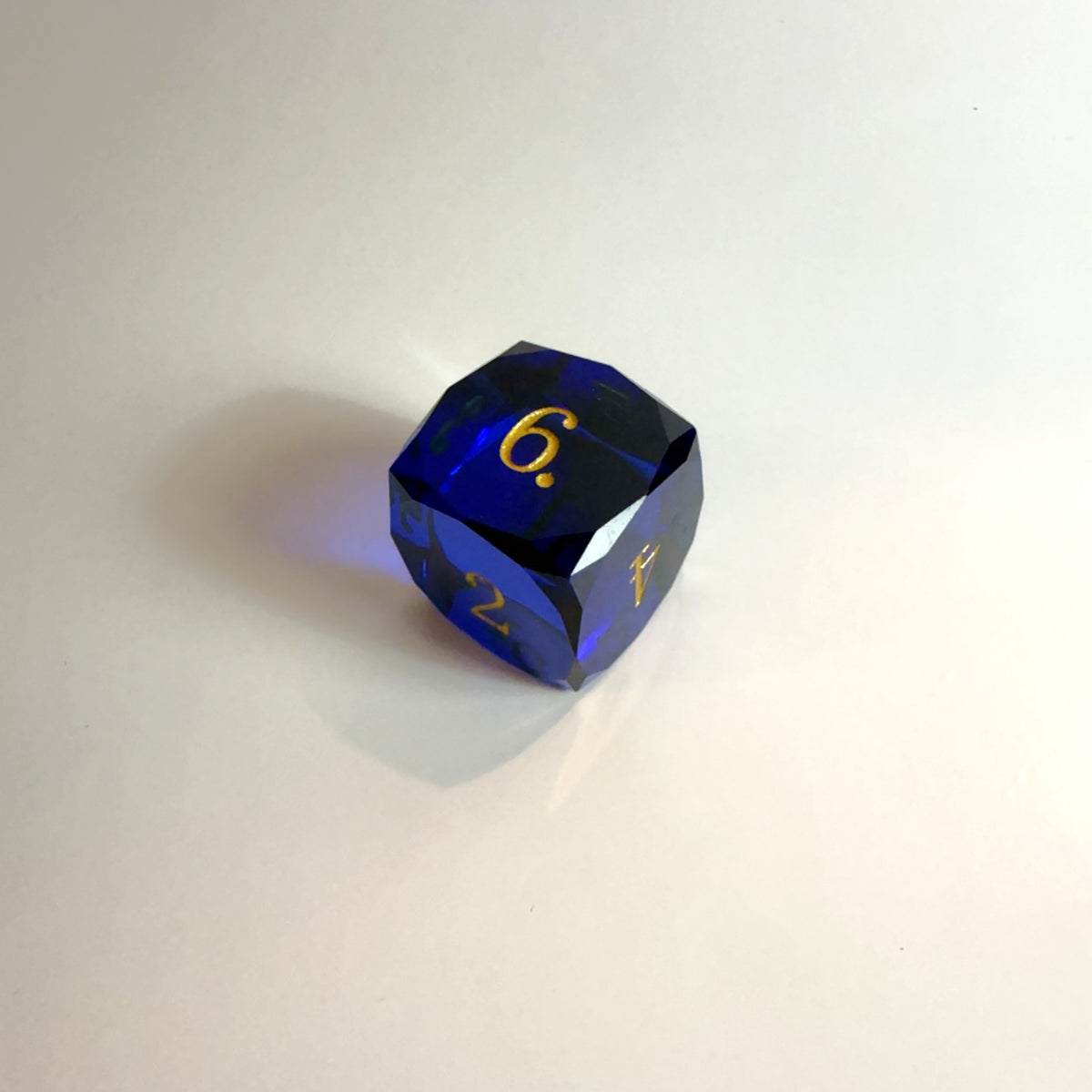 مجموعة نرد من الراتنج بلون أزرق داكن ومصقولة يدوياً بقطع الأحجار الكريمة