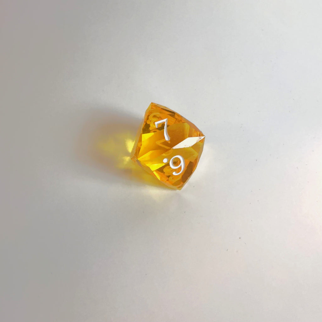 Juego de dados de resina de corte de gema hecho a mano amarillo