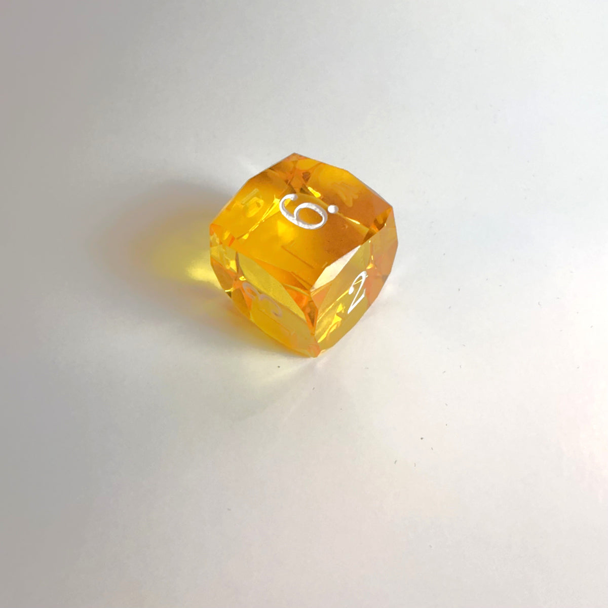 Juego de dados de resina de corte de gema hecho a mano amarillo