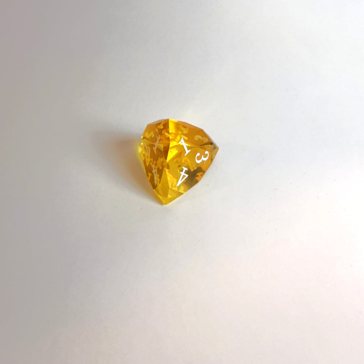 Juego de dados de resina de corte de gema hecho a mano amarillo
