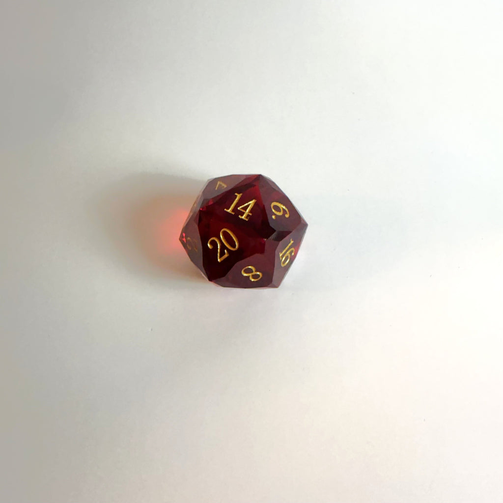 Jeu de dés en résine rouge fait main taille pierre précieuse