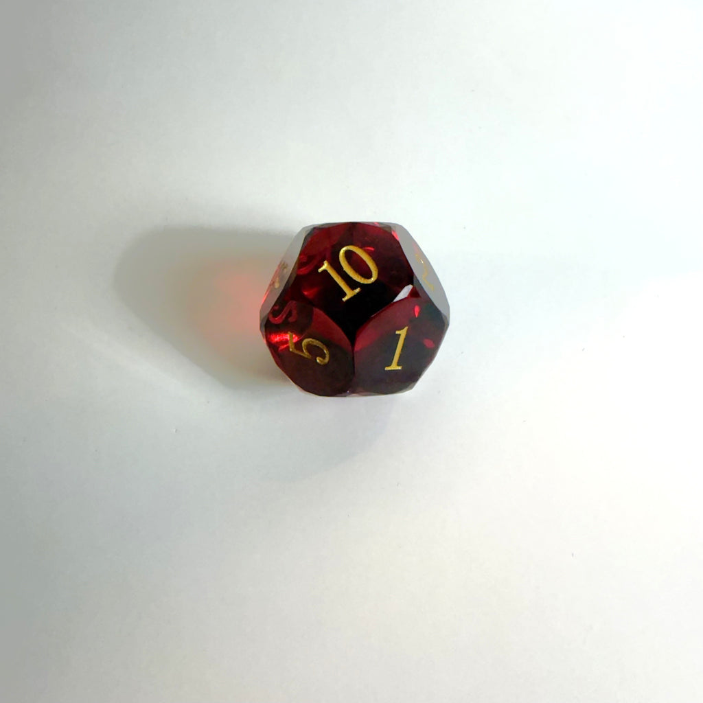 Jeu de dés en résine rouge fait main taille pierre précieuse
