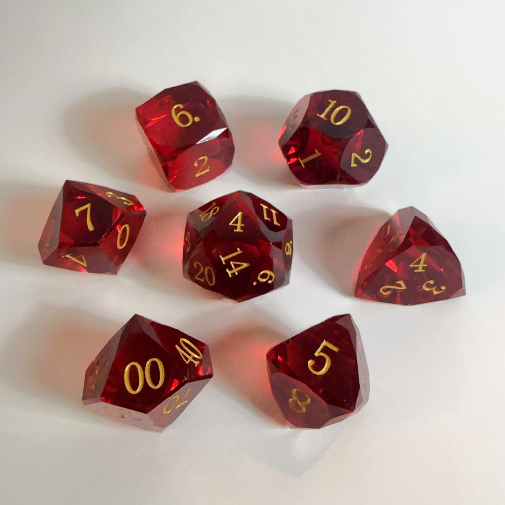 Jeu de dés en résine rouge fait main taille pierre précieuse