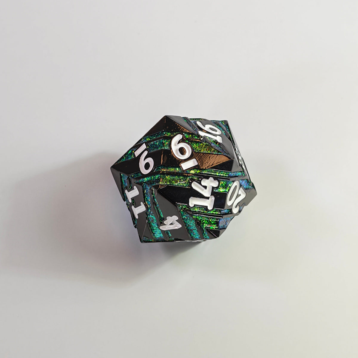 D20 massiccio Chonk a strisce verdi su nichel nero